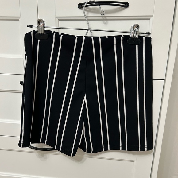 Black and cream skort - Picture 2 of 3